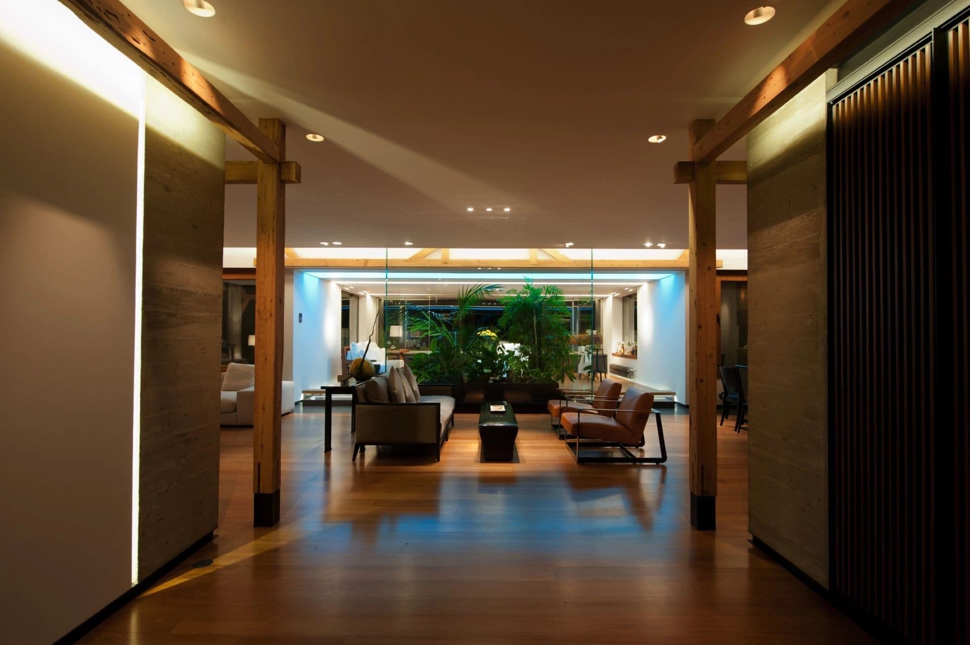 Teak wood and plants - Photo 1